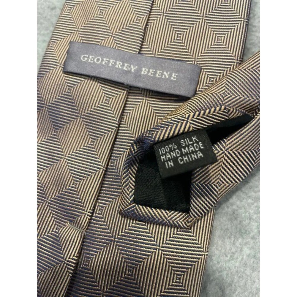 100% Silk Tie Geoffrey Beene Iridescent Geometric